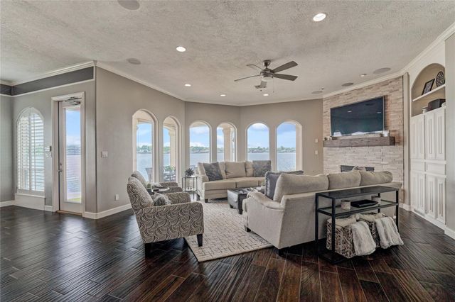 13625 Lakeside Place Drive, Willis, TX 77318