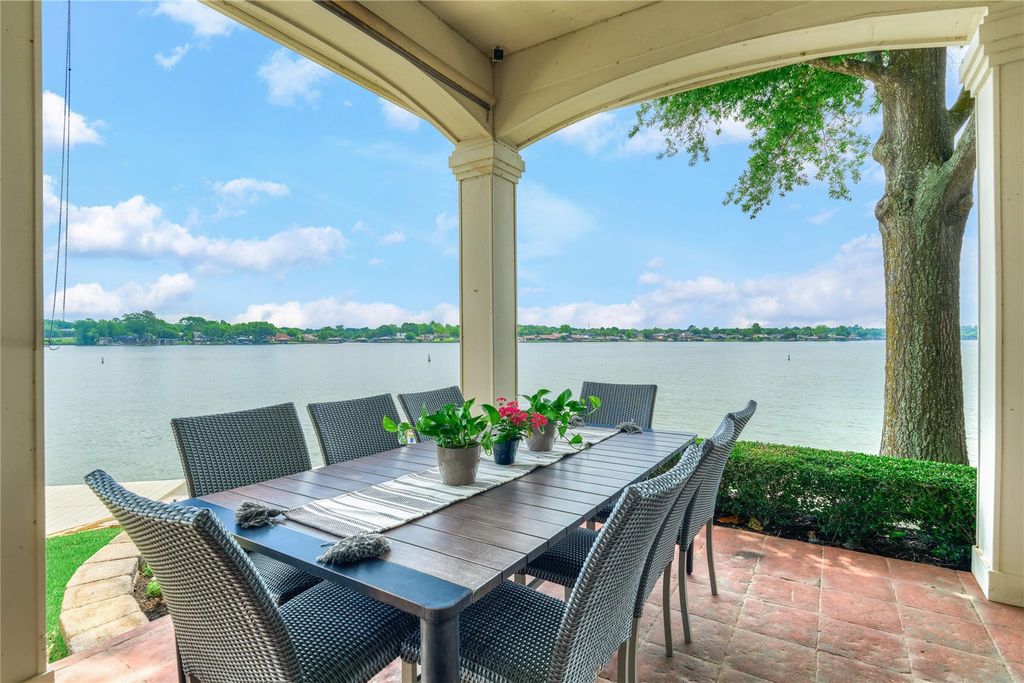 13625 Lakeside Place Drive, Willis, TX 77318