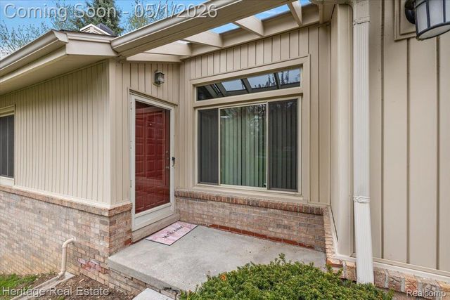 1932 Valley Lane, Orion Charter Township, MI 48360