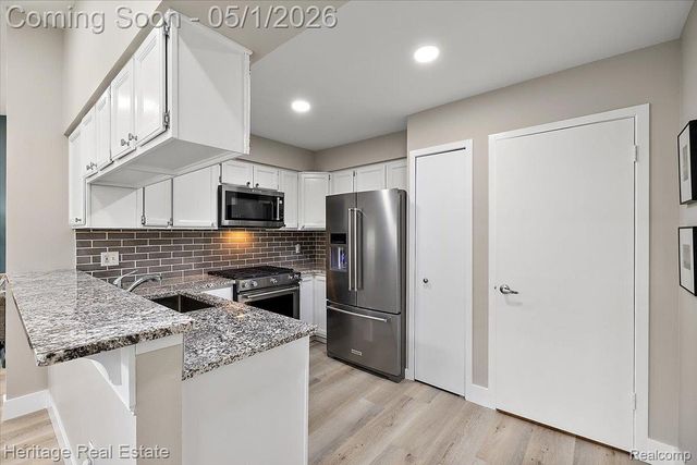 1932 Valley Lane, Orion Charter Township, MI 48360