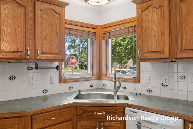 1702 Waverly Avenue, Grand Haven, MI 49417