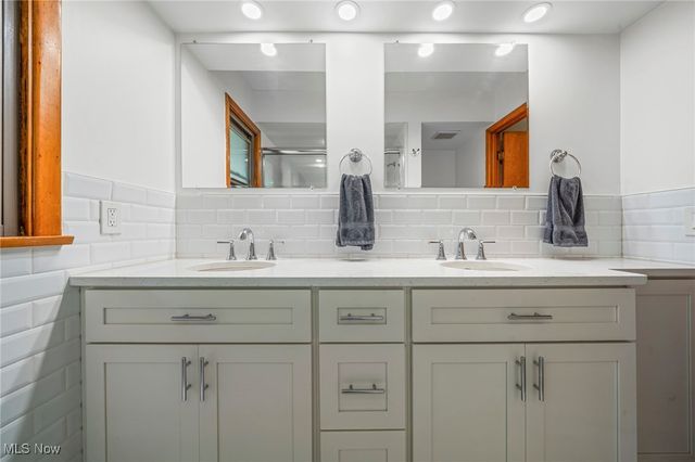 6208 Dora Boulevard, Independence, OH 44131