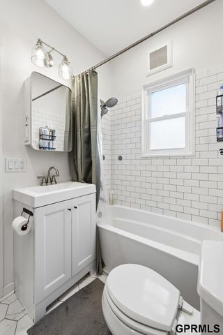 1018 S 35 Avenue, Omaha, NE 68105