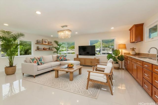 3098 E Manoa Road, Honolulu, HI 96822