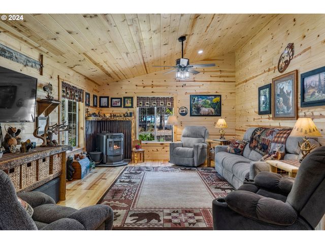 11963 BEECHWOOD Dr, La Pine, OR 97739