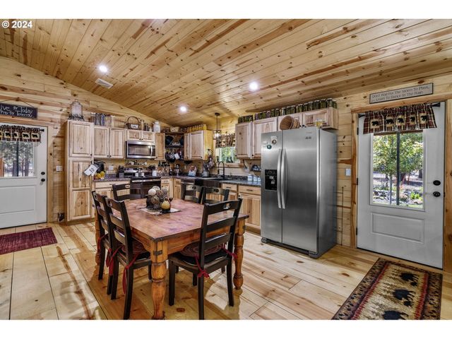 11963 BEECHWOOD Dr, La Pine, OR 97739