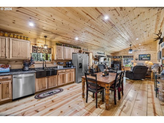 11963 BEECHWOOD Dr, La Pine, OR 97739