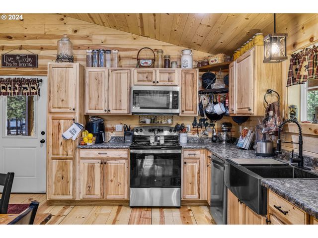 11963 BEECHWOOD Dr, La Pine, OR 97739