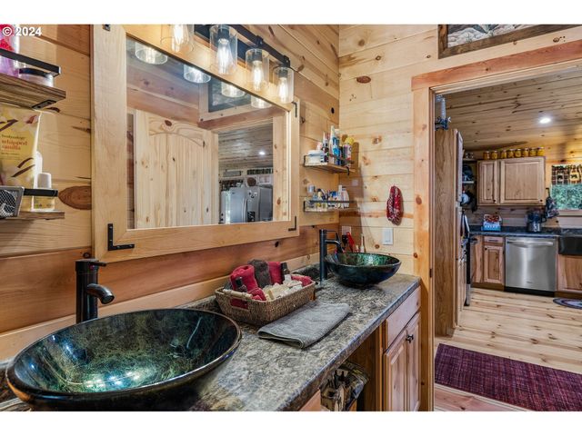 11963 BEECHWOOD Dr, La Pine, OR 97739