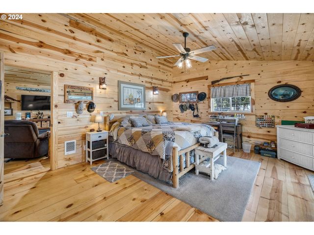 11963 BEECHWOOD Dr, La Pine, OR 97739