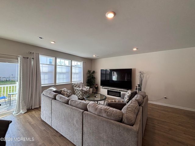 4 Victoria Gardens Square, Neptune Township, NJ 07753