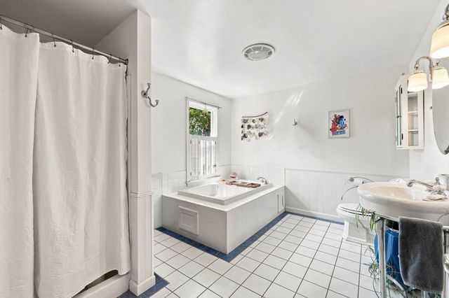 143 Park St, Easthampton, MA 01027