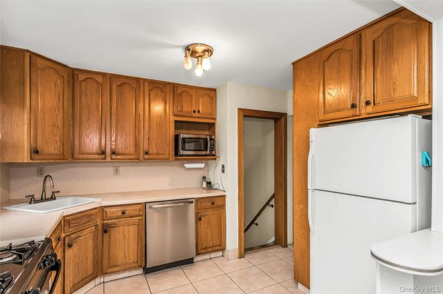 43 Grohmans Lane, Plainview, NY 11803