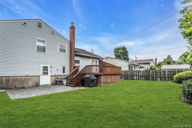 43 Grohmans Lane, Plainview, NY 11803