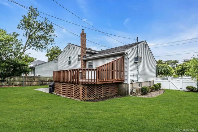 43 Grohmans Lane, Plainview, NY 11803