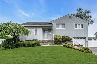 43 Grohmans Lane, Plainview, NY 11803