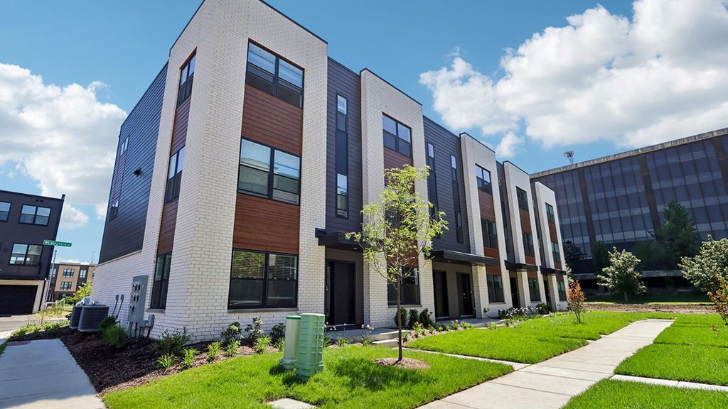 1155 Lakepointe Drive, Schaumburg, IL 60196
