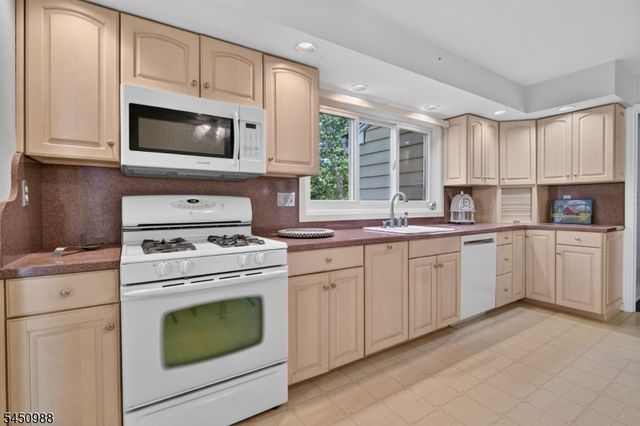 4 Darby Rd, East Brunswick Twp., NJ 08816