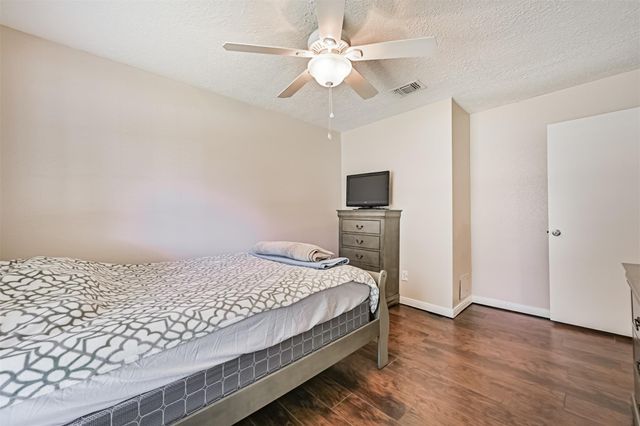 1104 Lost River Drive, Friendswood, TX 77546