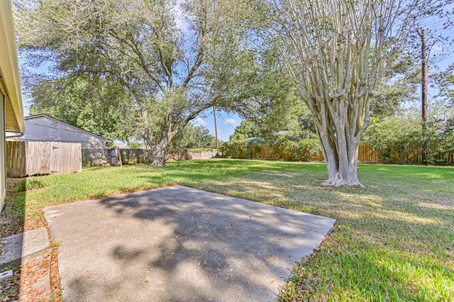 1104 Lost River Drive, Friendswood, TX 77546