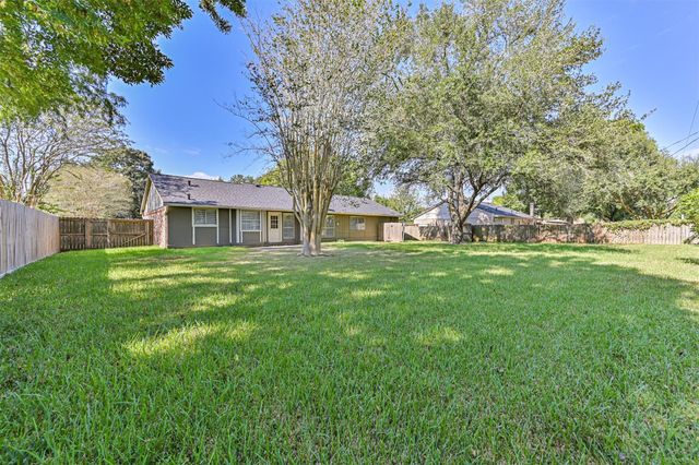 1104 Lost River Drive, Friendswood, TX 77546