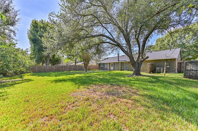 1104 Lost River Drive, Friendswood, TX 77546