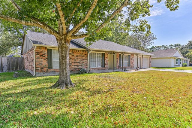 1104 Lost River Drive, Friendswood, TX 77546