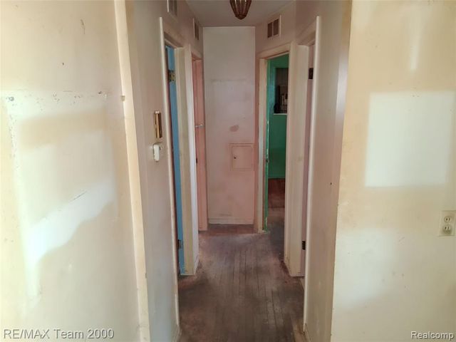 15345 Bainbridge Street, Livonia, MI 48154