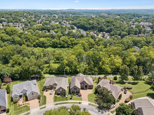 425 Caledonian Ct, Nashville, TN 37211