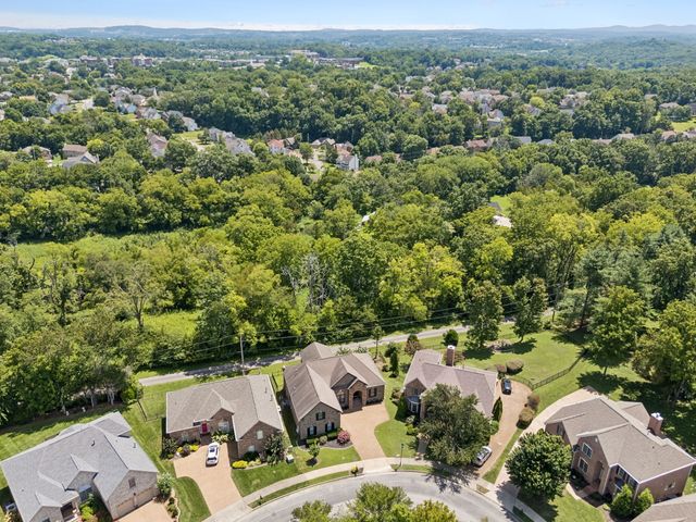 425 Caledonian Ct, Nashville, TN 37211