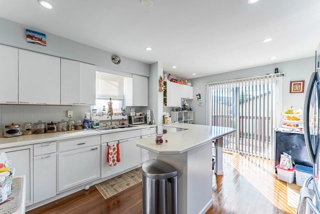 5335 W Barry Avenue, Chicago, IL 60641
