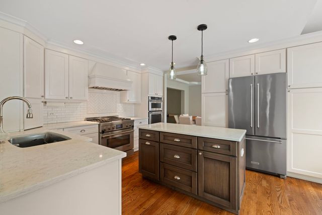 7113 Eleanor Place, Darien, IL 60561