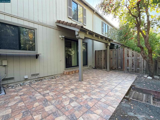 886 Valley Run, Hercules, CA 94547