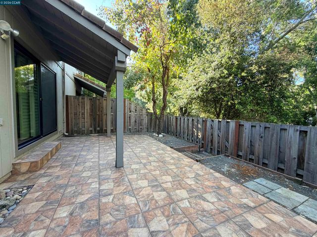 886 Valley Run, Hercules, CA 94547