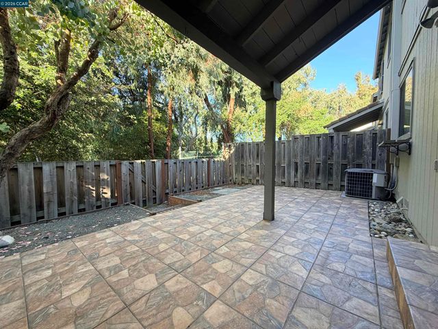 886 Valley Run, Hercules, CA 94547