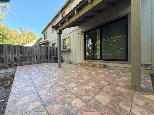 886 Valley Run, Hercules, CA 94547