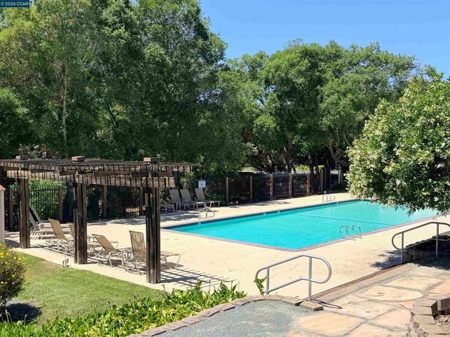 886 Valley Run, Hercules, CA 94547