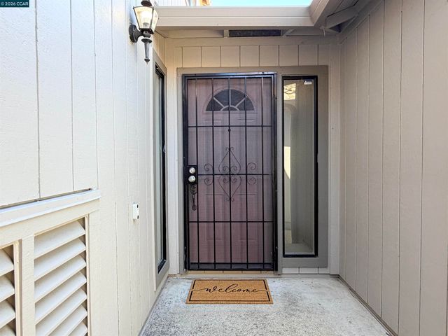 886 Valley Run, Hercules, CA 94547