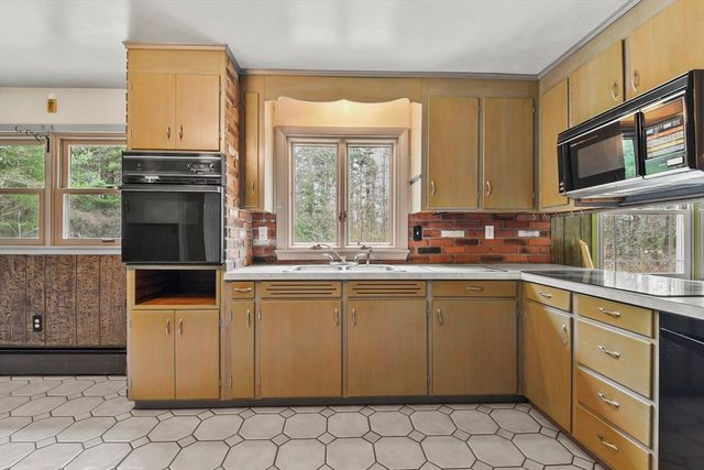 21 Esbjurn Dr, Rehoboth, MA 02769