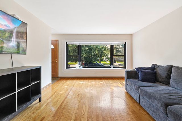 7039 N Ottawa Avenue, Chicago, IL 60631