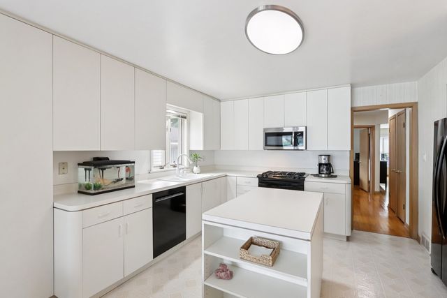 7039 N Ottawa Avenue, Chicago, IL 60631