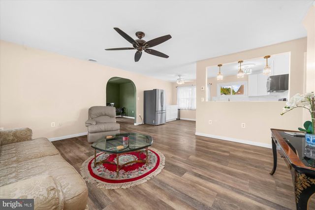 20 NEW POND LN, Levittown, PA 19054