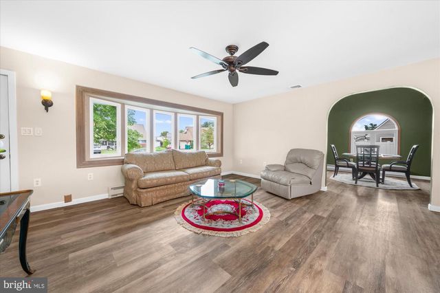 20 NEW POND LN, Levittown, PA 19054
