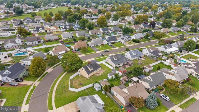 20 NEW POND LN, Levittown, PA 19054