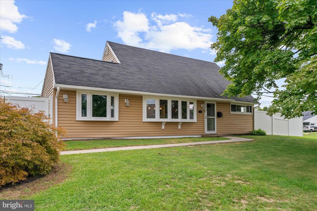 20 NEW POND LN, Levittown, PA 19054