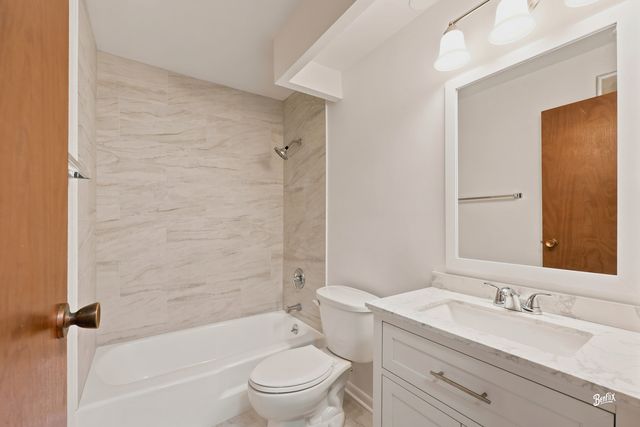 945 E Kenilworth Avenue 219, Palatine, IL 60074