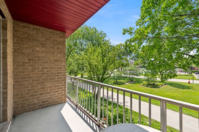 945 E Kenilworth Avenue 219, Palatine, IL 60074