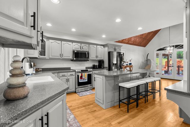 7801 Saint Anthony Woods Ct, Louisville, KY 40214