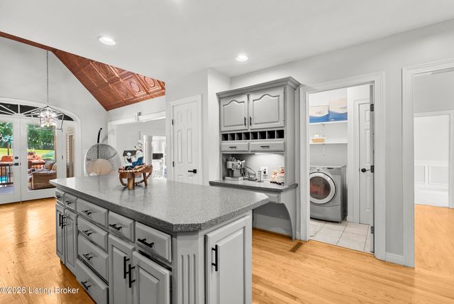 7801 Saint Anthony Woods Ct, Louisville, KY 40214