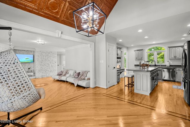 7801 Saint Anthony Woods Ct, Louisville, KY 40214